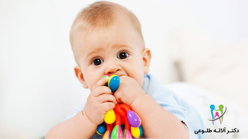 چگونه می‌توان به نوزاد در زمان دندان درآوردن کمک کرد؟